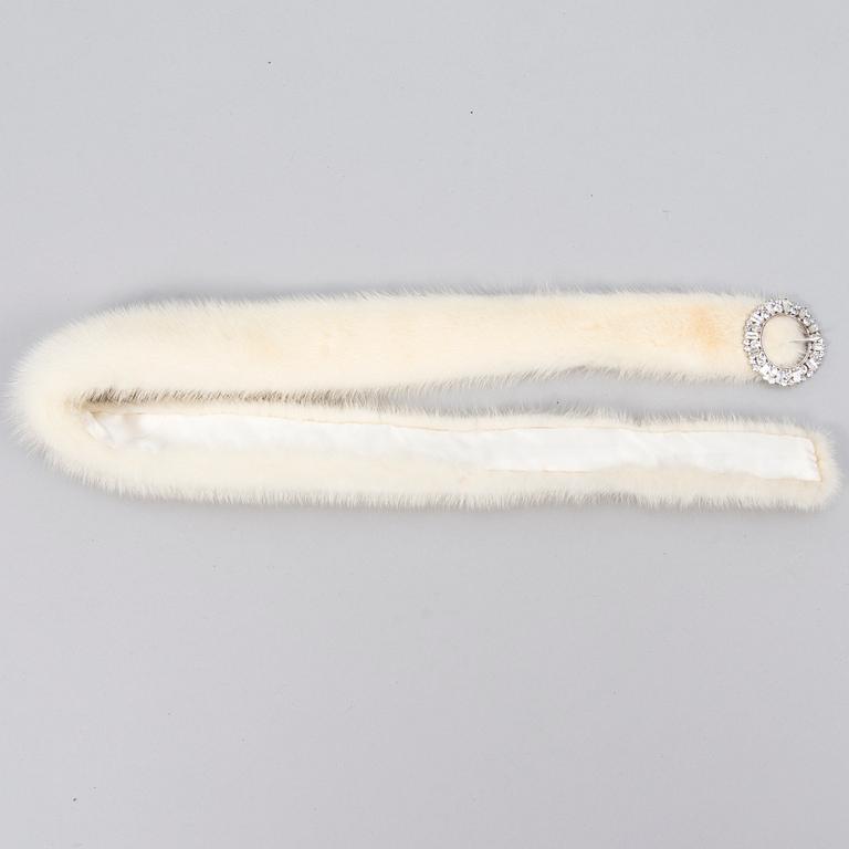 PÄLSJACKA MED BÄLTE SAMT HAT.