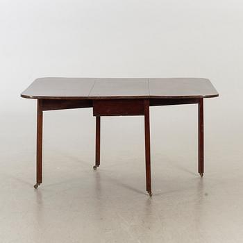 A probably english 19th century flap table.