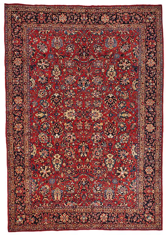 A carpet, semi-antique Sarouk, ca 389 x 271 cm.