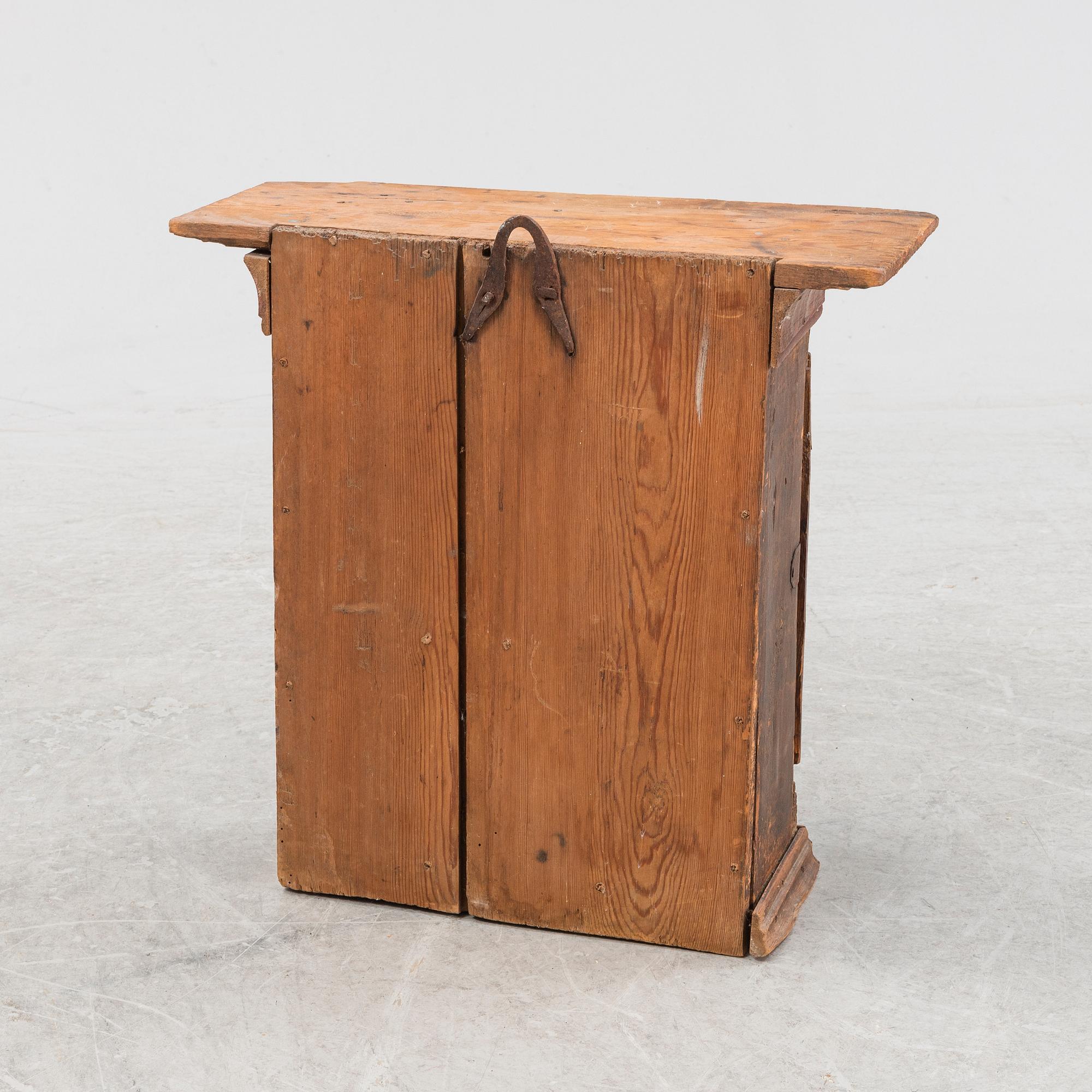 Hängskåp, allmoge, 1800-tal.