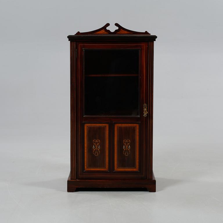 VITRINSKÅP, omkring sekelskiftet 1900.