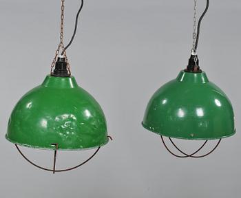 INDUSTRILAMPOR, 2 st snarlika 1900-talets andra hälft. Höjd ca 45-48 cm.