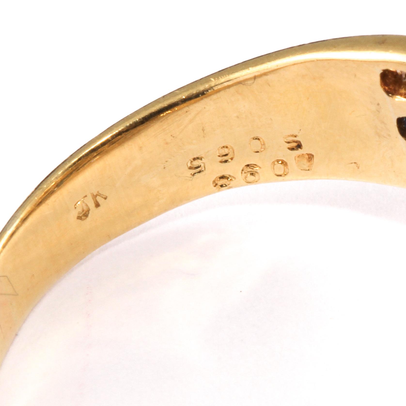 RING, 18k guld med blå safirer, 1.65 ct samt briljantslipade diamanter, 0.93 ct. Vikt 5 g.