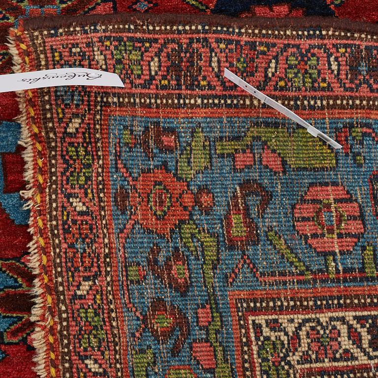 MATTO, a semi-antique Bidjar kelly, ca 346 x 151 cm (as well as the ends have 1 and 1,5 cm flat weave).