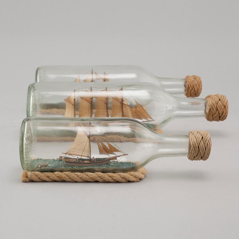 FLASKSKEPP, i glasflaska, 3 st, 1900-talets senare del.