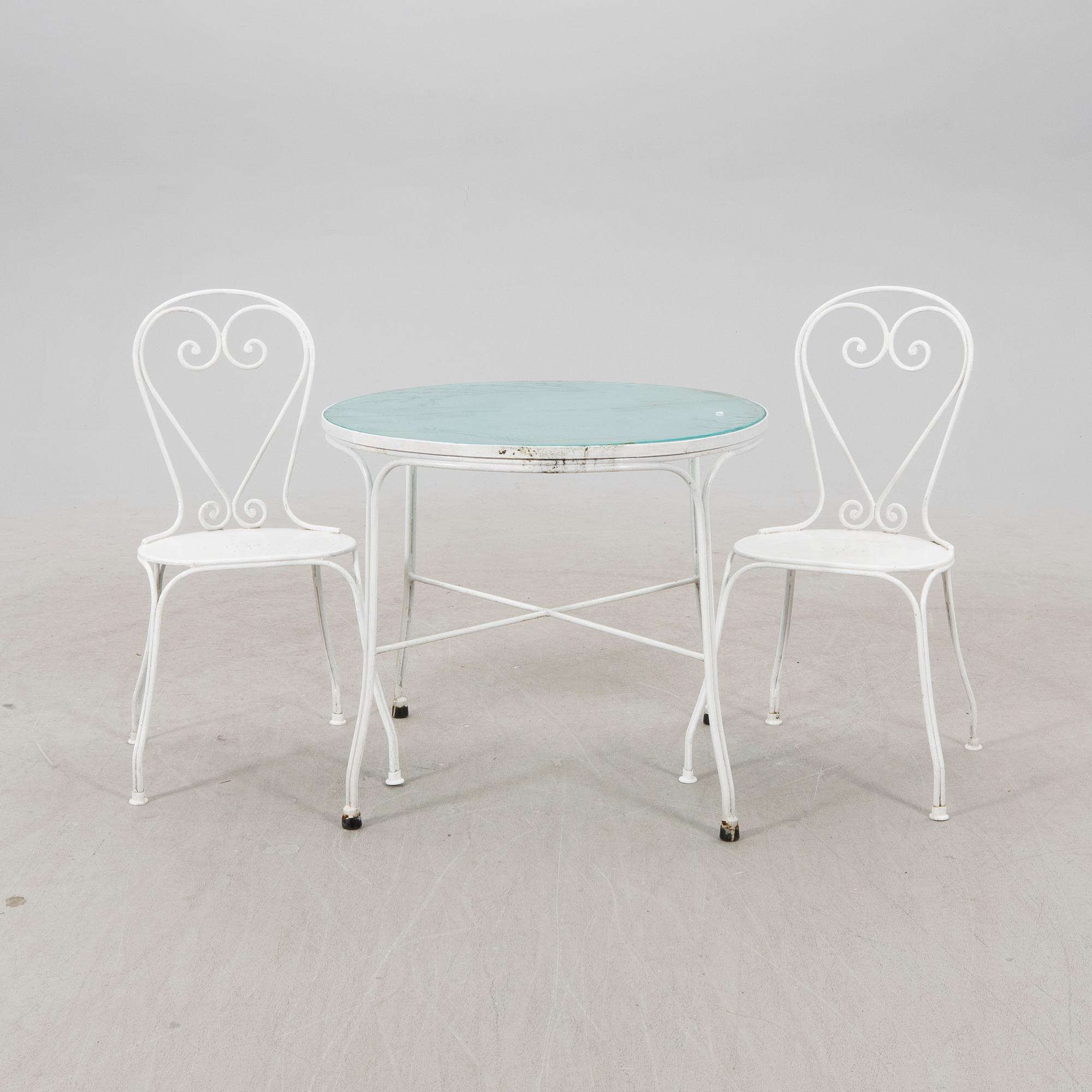 A tabe and two chairs from Byarum later part of the 20th century.