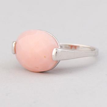 A RING, facetted chalcedony, 18K white gold. Italy.