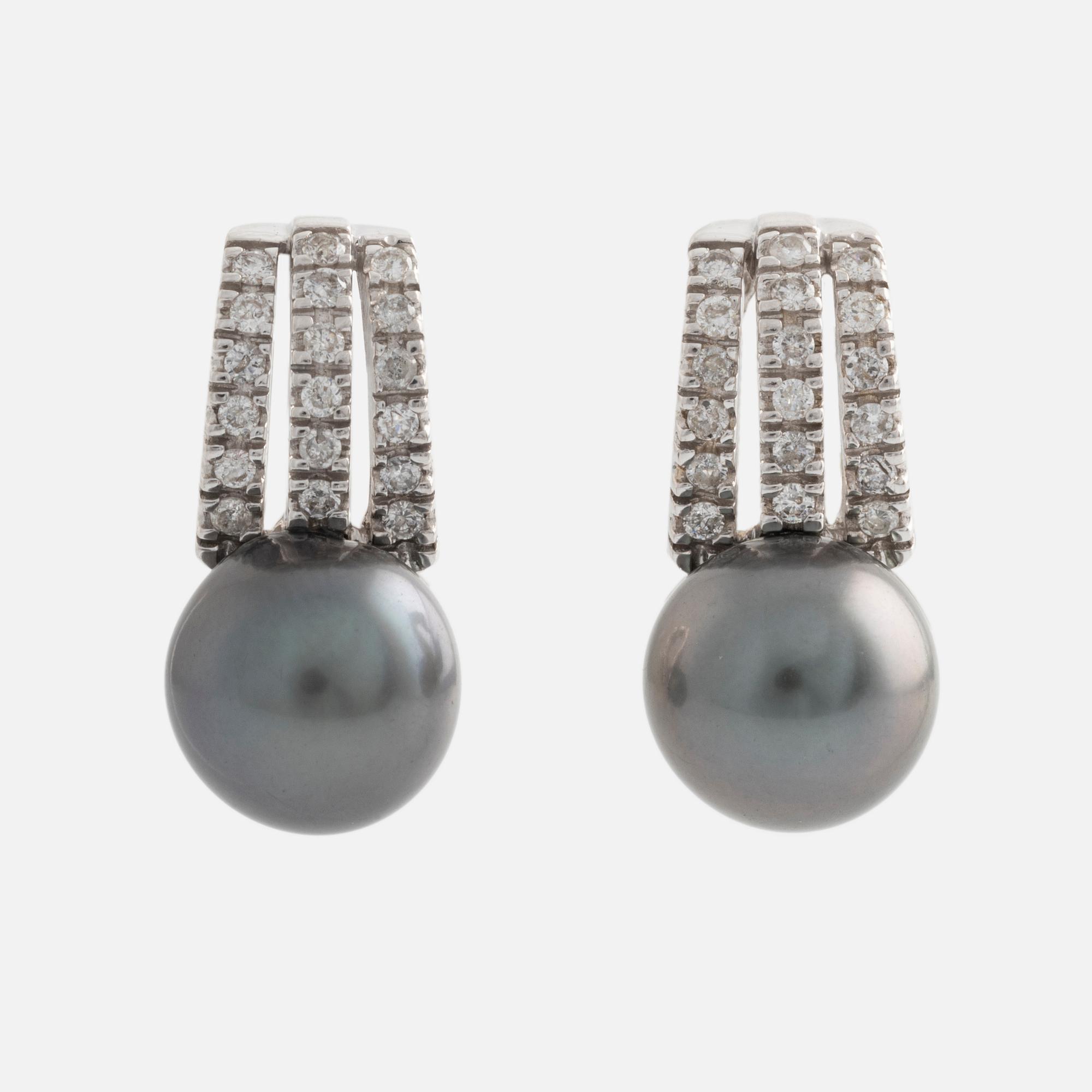 A pair of earrings in 14K gold with cultured pearls and round brilliant-cut diamonds.