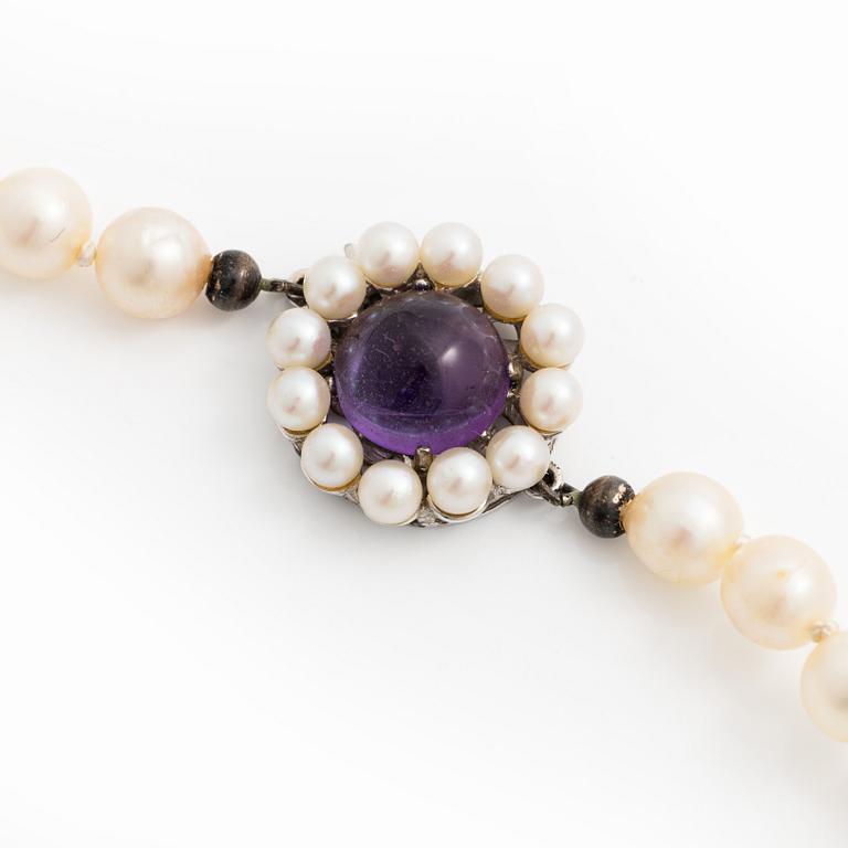 Necklace with graduated cultured pearls, silver clasp with a cabochon-cut amethyst.