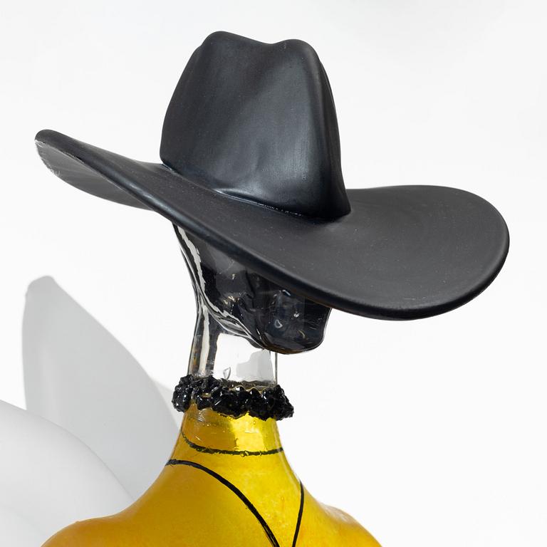 Kjell Engman, Bevingad figur i röd rock.