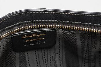 HANDVÄSKA samt SKÄRP. Salvatore Ferragamo.