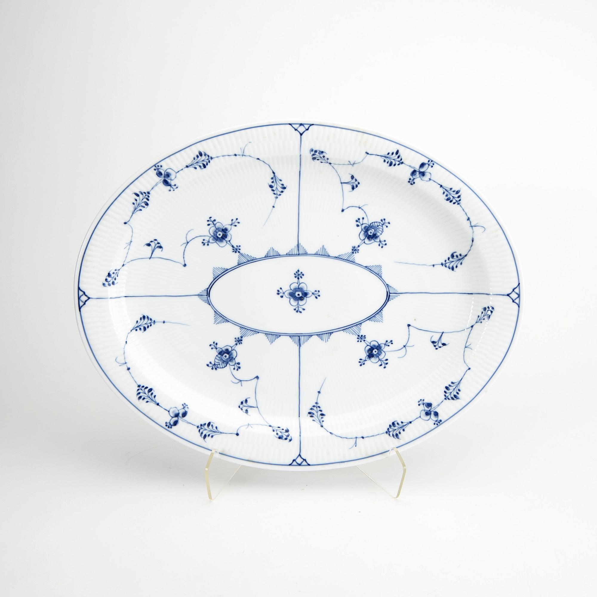 A Musselmalet 25 pcs porcelain service Royal Copenhagen Denmark 1870-1984.
