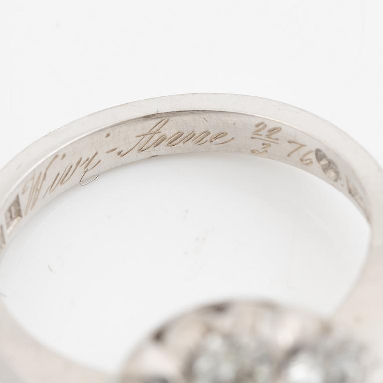 Ring 18K white gold set with round brilliant-cut diamonds.