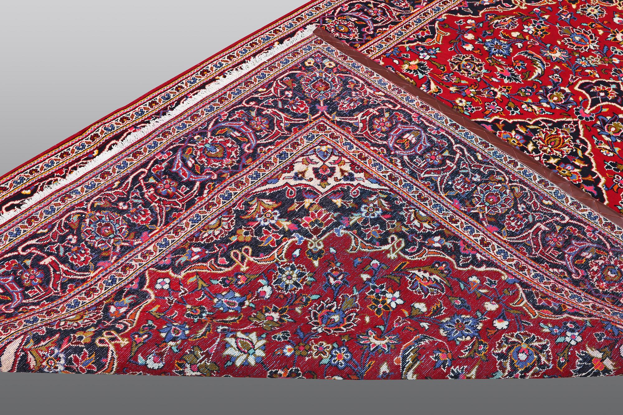 A CARPET, Kashan, ca 318 x 200 cm.