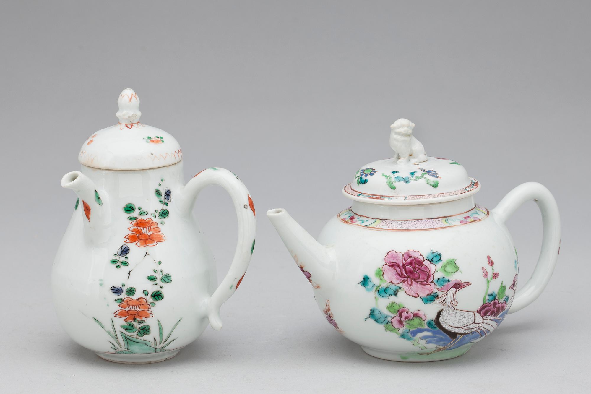 TEKANNOR med LOCK, kompaniporslin. Qing dynastin, 1700-tal.