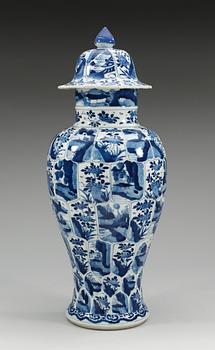 A blue and white jar with cover, Qing dynasty, Kangxi (1662-1722).