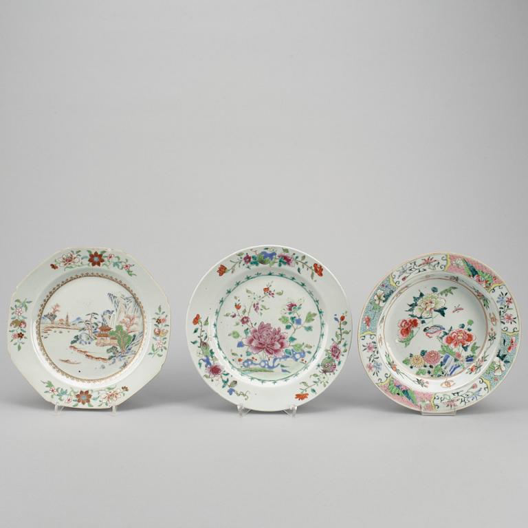 TALLRIKAR, 3 st. Porslin, Qing dynastin, 1700-tal.