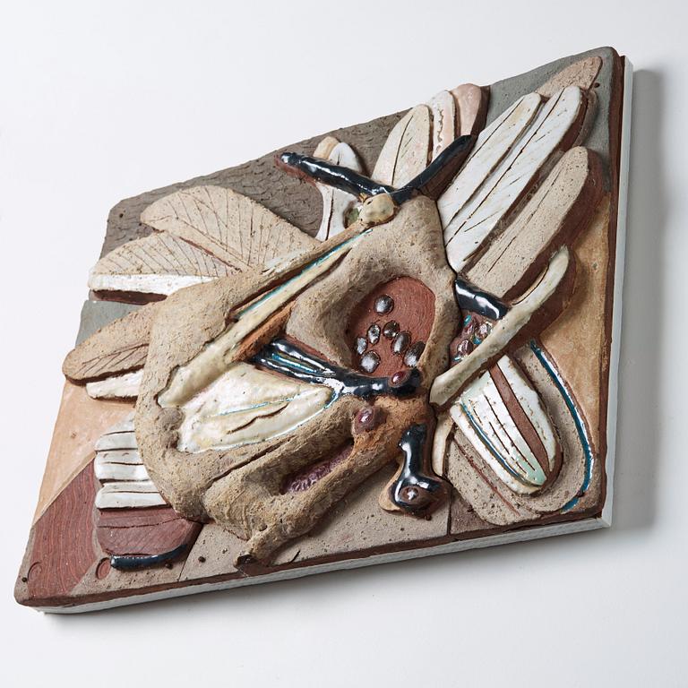 Tyra Lundgren, relief "Duvan kråmar sig", egen ateljé 1960-tal.