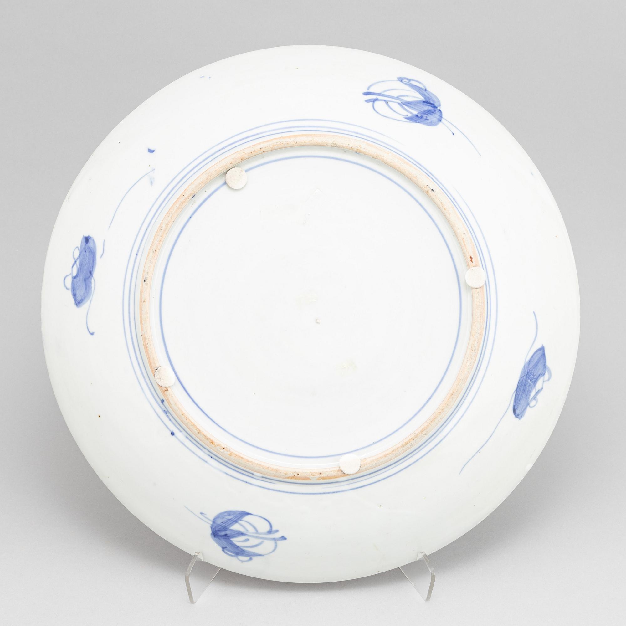 A pair of large Japanese porcelain dishes, 20th century.