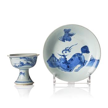 1117. A blue and white stemcup and dish, Transition, 17th century.