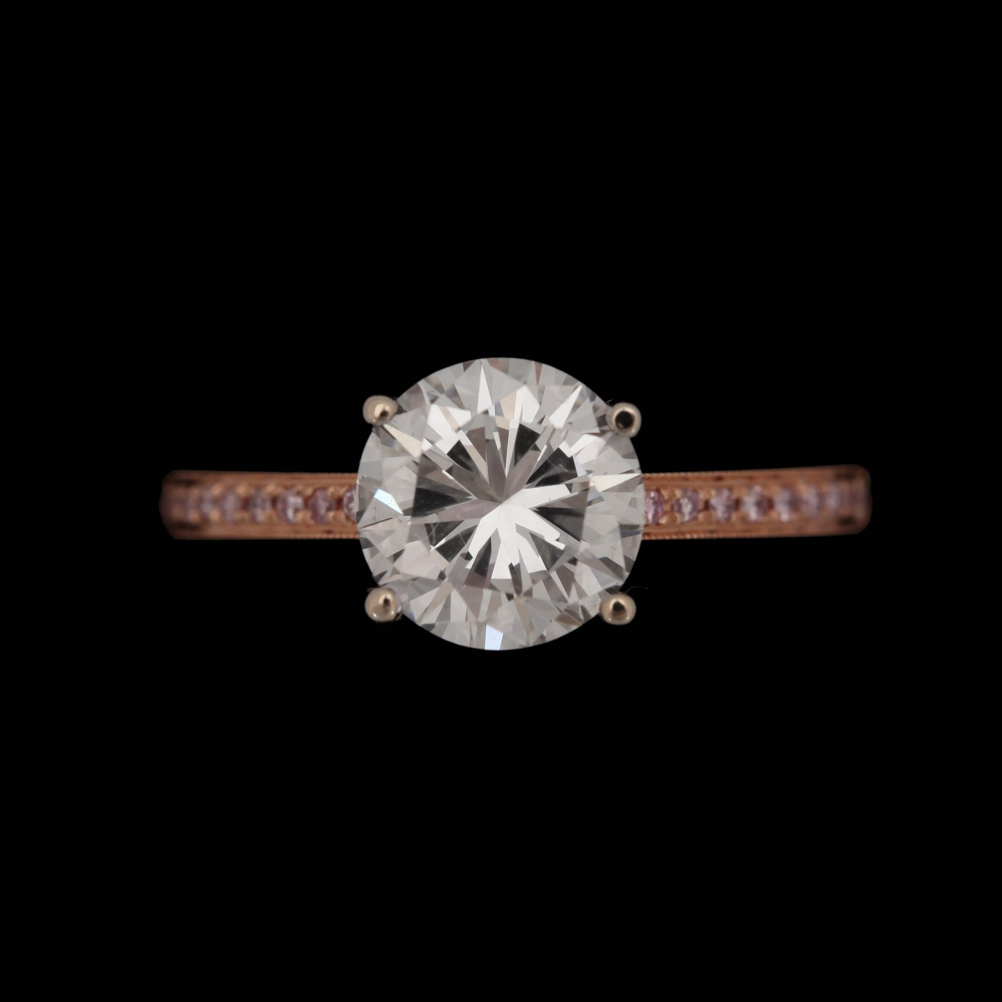 A brilliant cut diamond ring, 2.02 cts set with pink brilliant cut diamonds, tot. app. 0.16 cts.