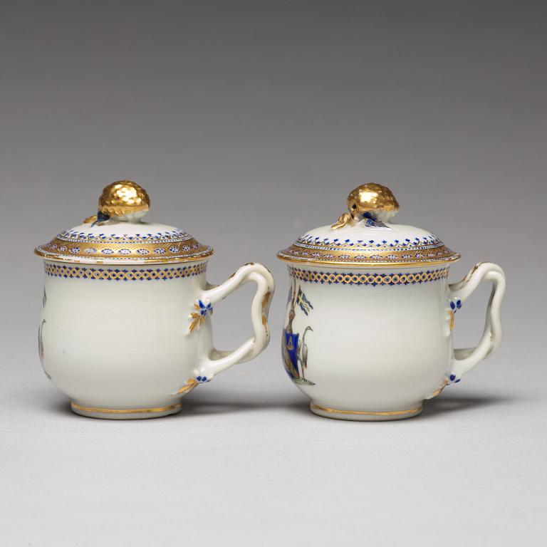 A pair of armorial custard cups with covers, Qing dynasty, Jiaqing (1796-1820).