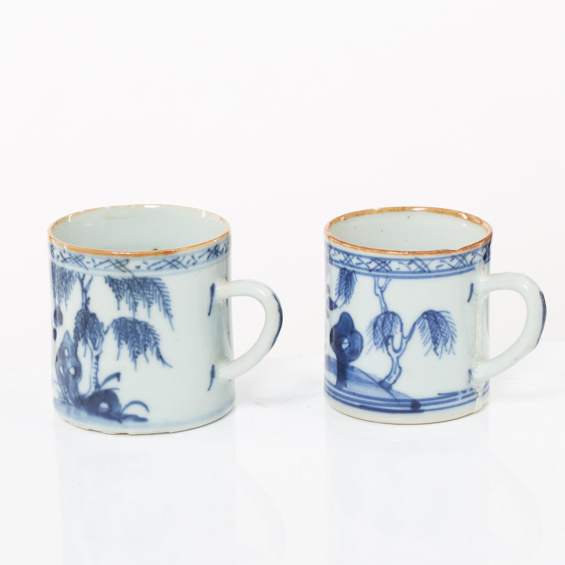 Krus, samt muggar två stycken, porslin. Qingdynastin, 1700-tal.