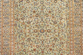 A Kashan carpet, a. 420 x 305 cm.