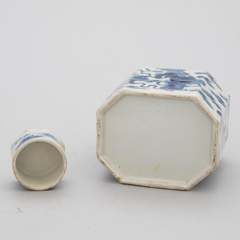 A Chinese porcelain tea caddy, 18/19th Century.