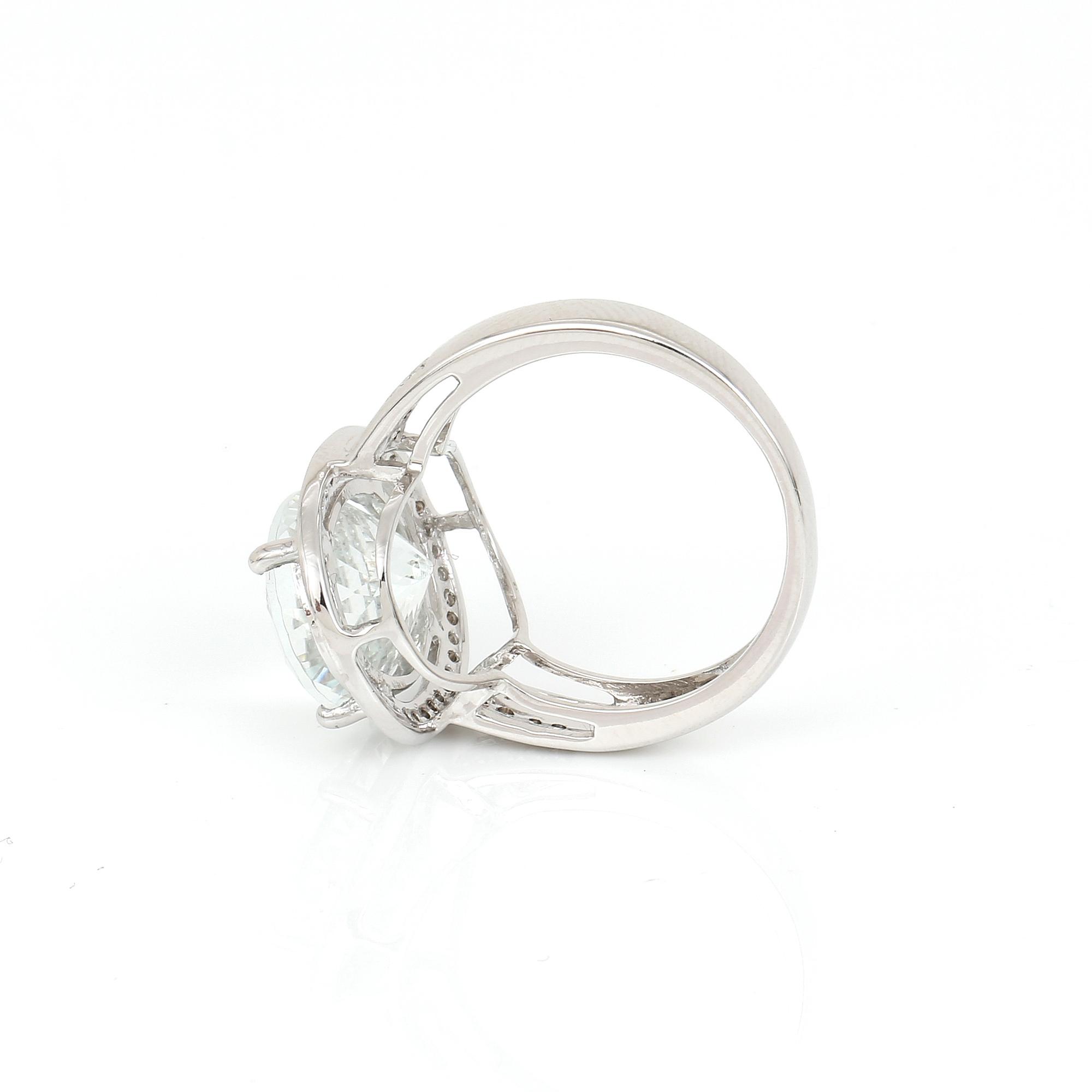 RING, 14K vitguld med ovalslipad goshenit ca 1,50 ct och små diamanter. Total vikt ca 4,83 g.
