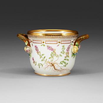 1800. A Royal Copenhagen 'Flora Danica' wine cooler I cashe pot, Denmark, 20th Century.