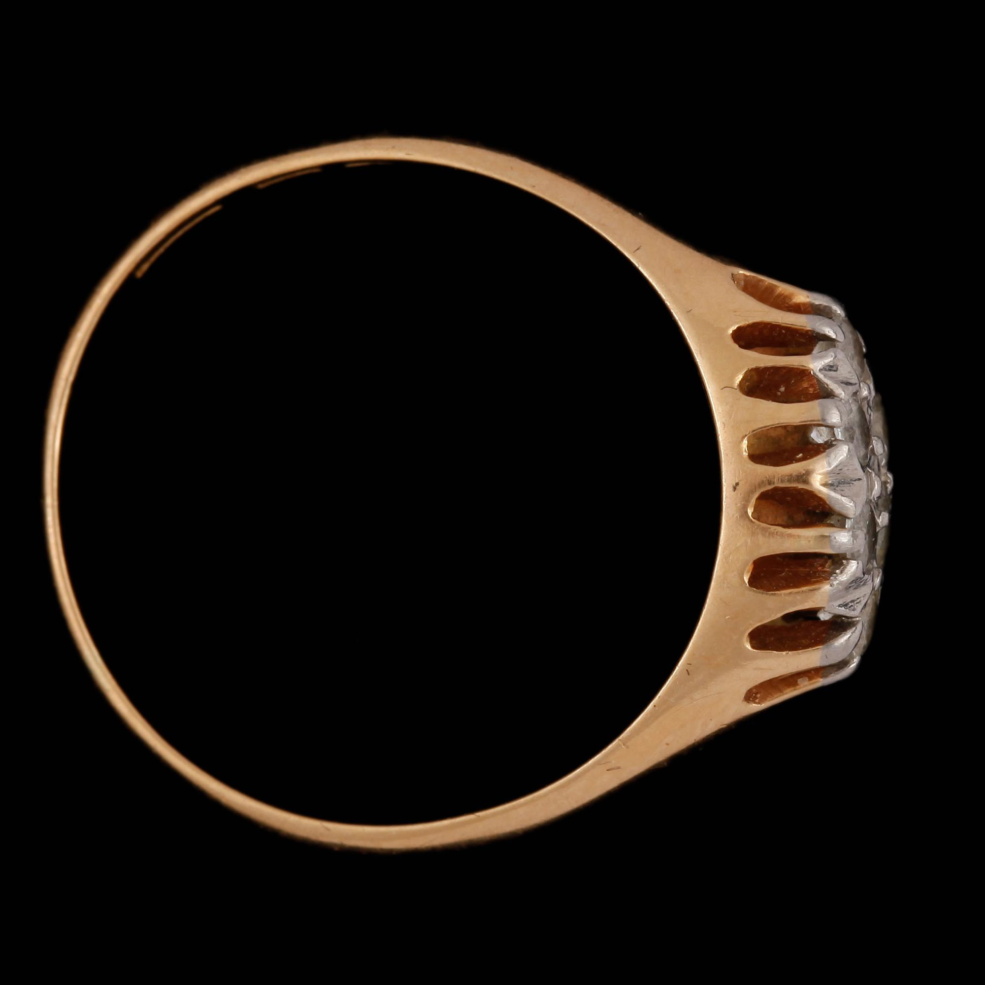 RING, 18k guld med 6 briljantslipade diamanter, tot ca 0,24 ct. Vikt ca 3,5 gram.