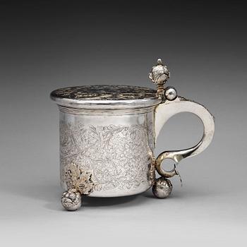 552. A Swedish late 17th-/early 18th century parcel-gilt tankard, unmarked.