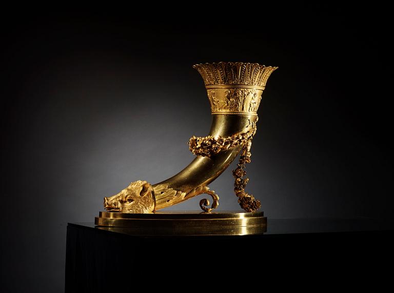 A RARE AND LARGE RHYTON VASE. French Empire, early 19th century.