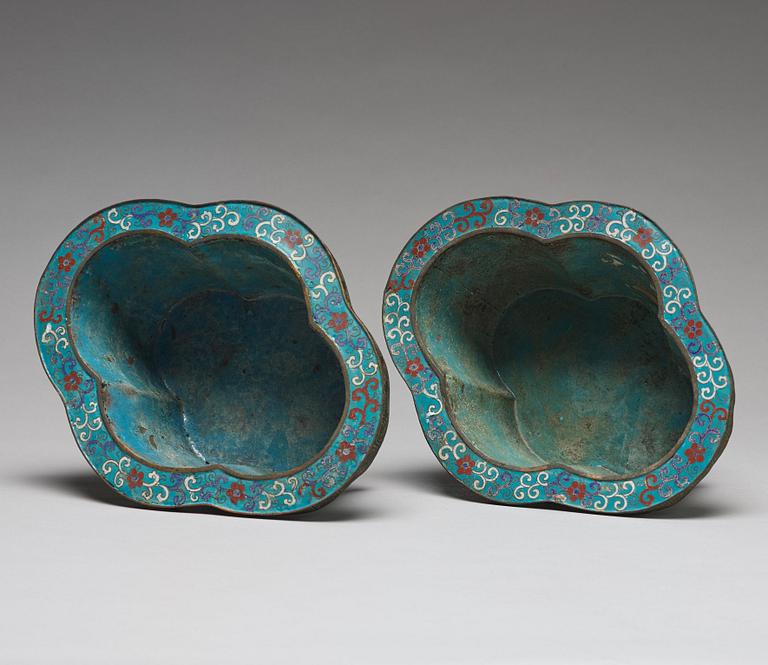 A pair of cloisonné flower pots, Qing dynasty, 19th Century.