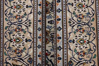 A carpet, Kashan, ca 326 x 257 cm.