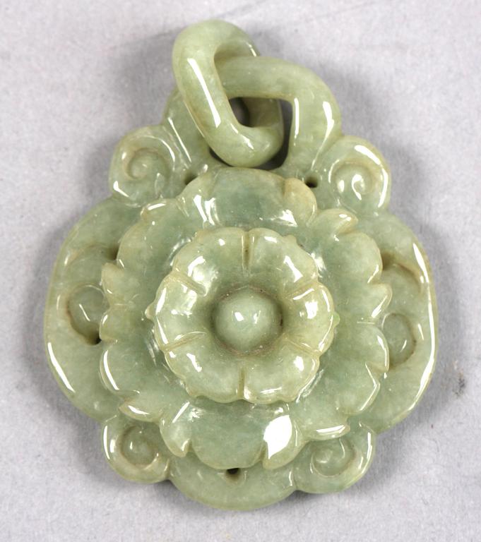 SPÄNNEN OCH NETSUKES, 4 st, jade, orientaliska. 1900-tal.