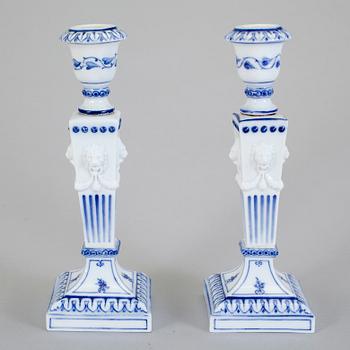 LJUSSTAKAR, ett par, "Musselmalet", Royal Copenhagen, 1800-tal.