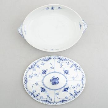 Terrin, karott, gräddkanna och två fat, "Musselmalet halvblond", Royal Copenhagen delvis 1800-tal.