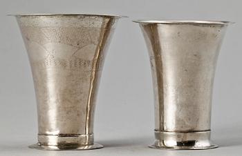BÄGARE, 2 st, silver, bla Fredrik Nymansson, Kristinehamn 1817. Totalvikt ca 40 gram.