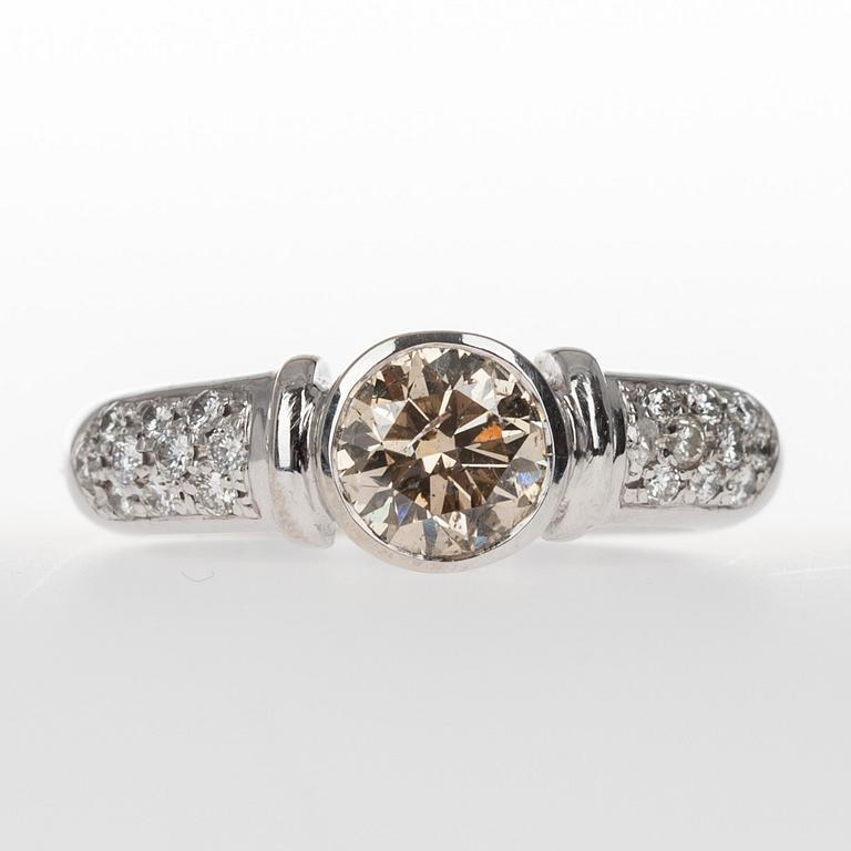 RING, vitguld 18K, briljantslipade diamanter. Mittstenen 1,21 ct, sidostenar tot. 0,30 ct. Vikt 9,9 g.