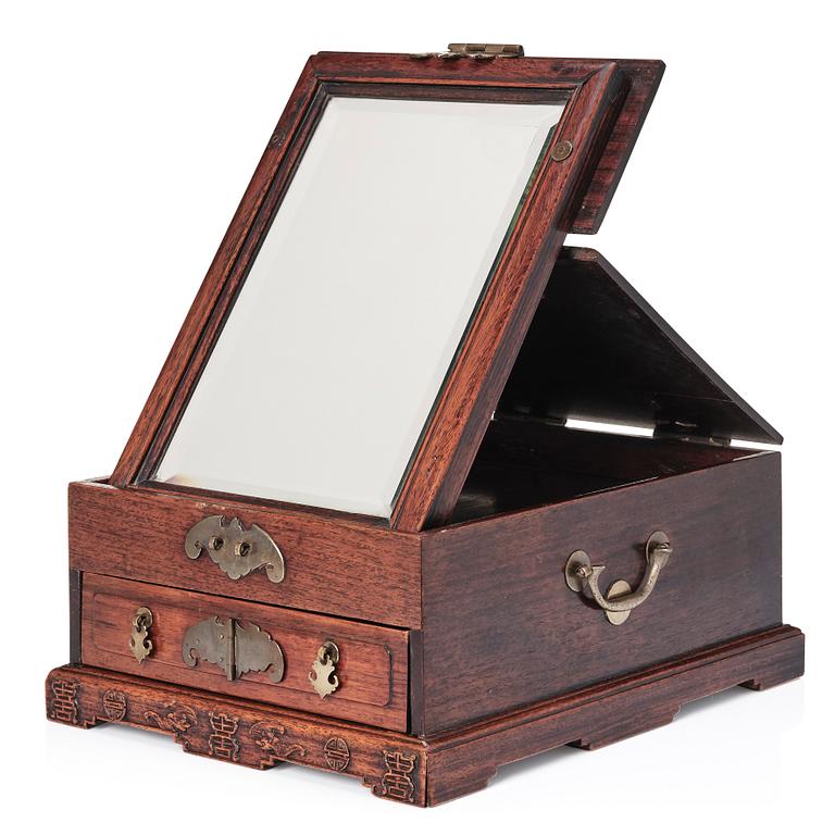 Schatull med spegel, hardwood. Sen Qingdynastin, 1800-tal.
