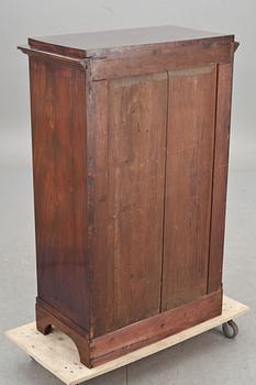 VITRINSKÅP, Karl Johan, 1800-talets första hälft.