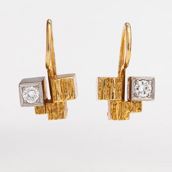 Björn Weckström, A pair of 18K gold earrings "Gold tower" with diamond ca. 0.16 ct in total. Lapponia 1967 and 1993.