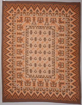 IMPI SOTAVALTA, A flat weave carpet, manufatured by Aaltosen Mattokutomo Kiikka, Finland 1930s.