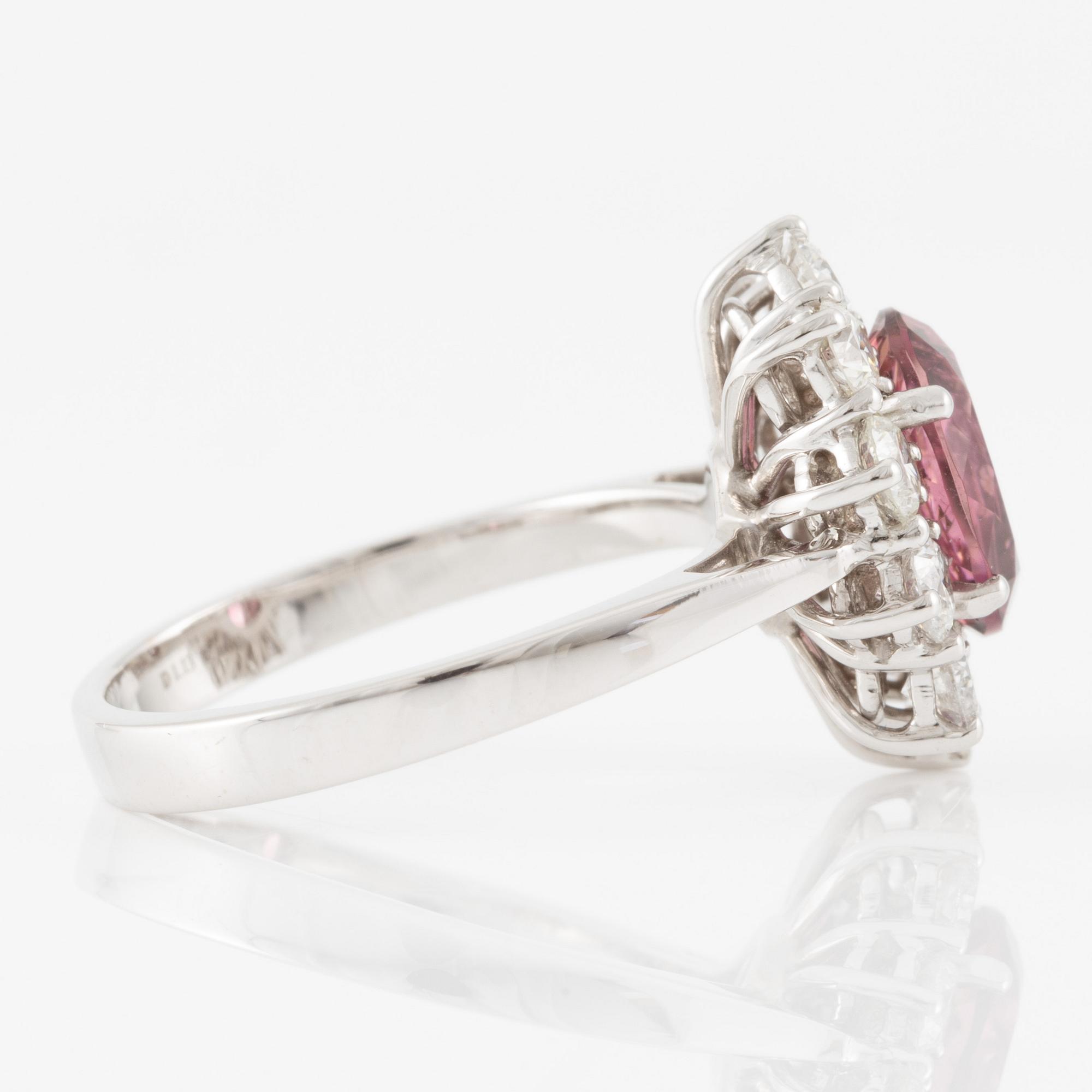 Ring 18K white gold with pink garnet and brilliant-cut diamonds.