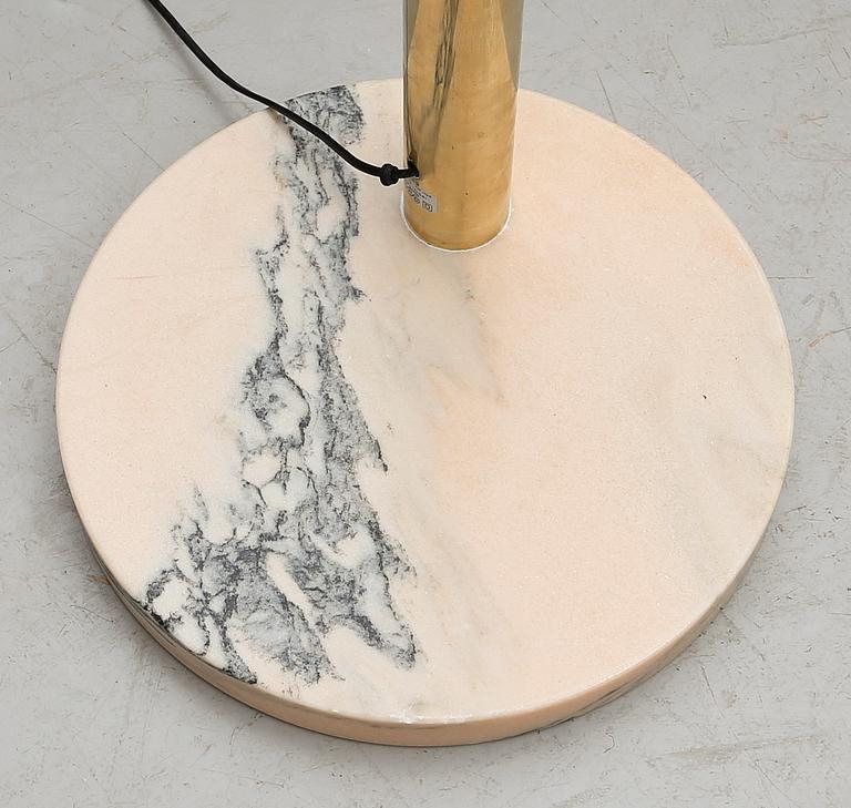 GOLVLAMPA, mässing och marmor, Ateljé Lyktan, 1900-talets andra hälft.