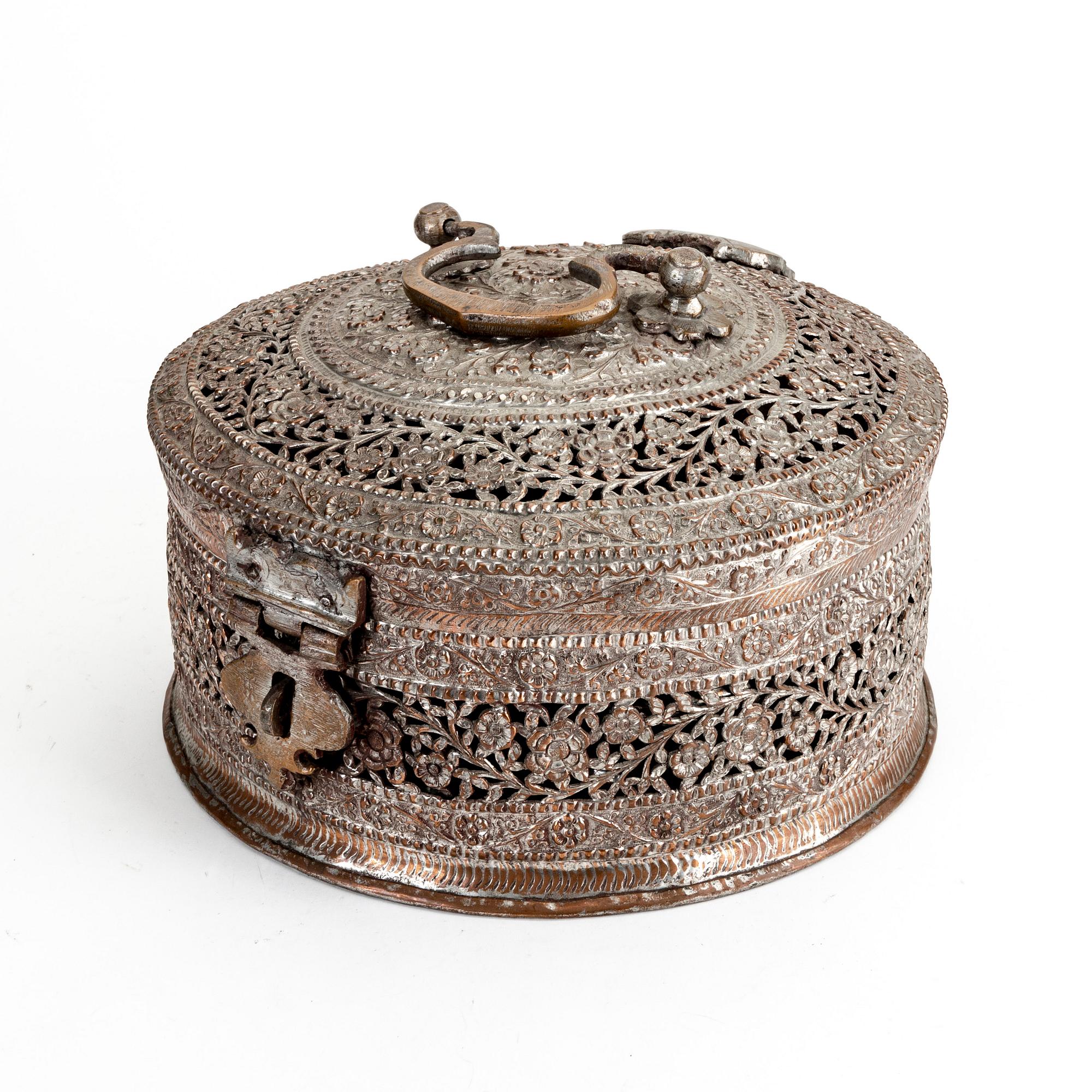 Betelask, försilvrad koppar, Indien, 1900-tal.