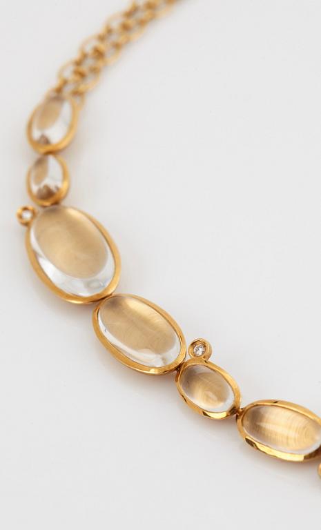 Collier Stern "Justine" 18K guld med cabochonslipad bergkristall och runda briljantslipade diamanter.