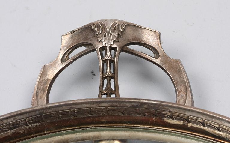 BORDUPPSATS samt SKÅL. Nysilver och glas.